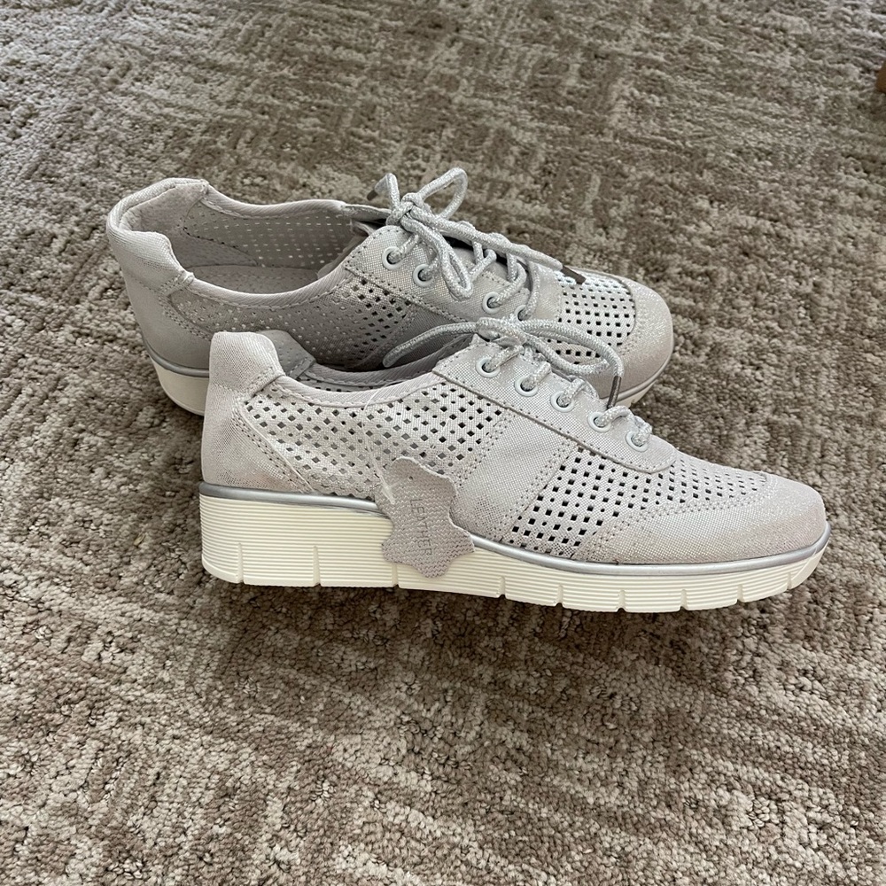 NWT Leather Sneakers Comfort Line
FILIPPO(produced in Poland) size 6.5(EU 37)